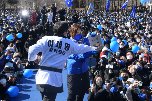 더불어민주당 이재명 대선후보가 20일 경기도 수원시 만석공원에서 열린 