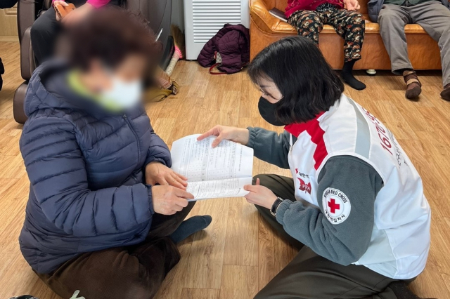 영덕 화개2리 마을회관에서 마을 주민을 대상으로 심리상담을 진행하는 모습. 경북적십자사 제공