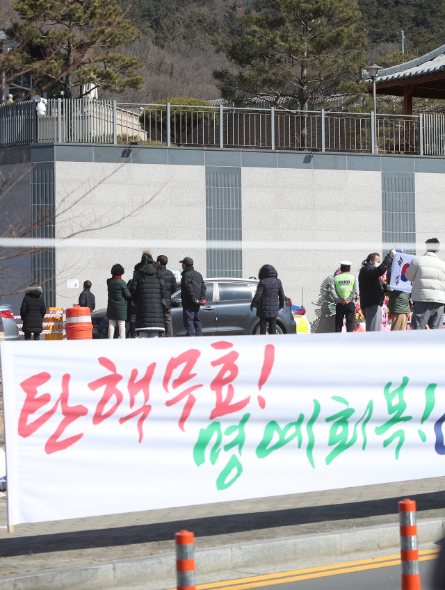 박근혜 전 대통령이 퇴원 후 머무를 것으로 알려진 대구 달성군 한 전원주택 인근에 20일 박 전 대통령을 환영하고 지지하는 현수막이 걸려있다. 연합뉴스