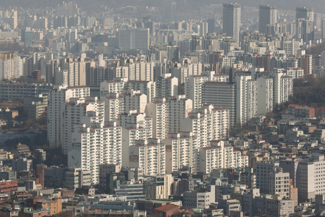 서울 남산에서 바라본 시내 아파트 단지의 모습. 연합뉴스