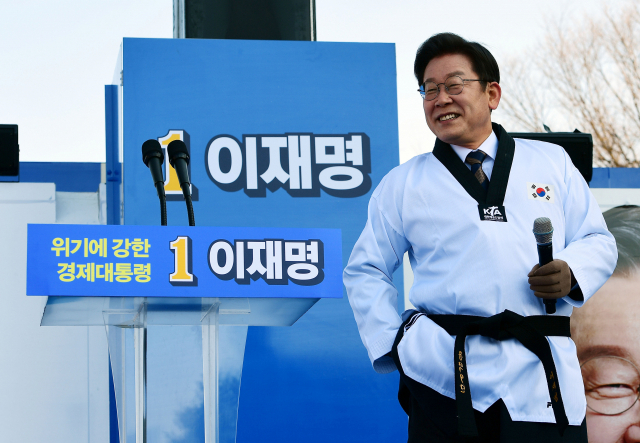 더불어민주당 이재명 대선후보가 20일 경기도 수원시 만석공원에서 열린 