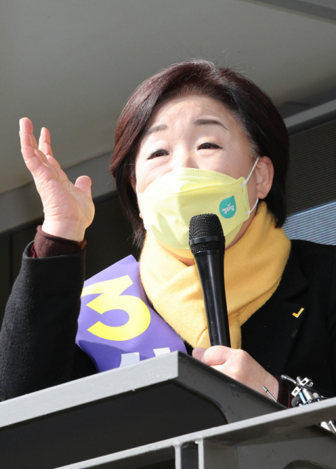 정의당 심상정 대선 후보가 19일 오후 경기도 성남시 모란시장에서 열린 집중 유세에서 연설하고 있다. 연합뉴스