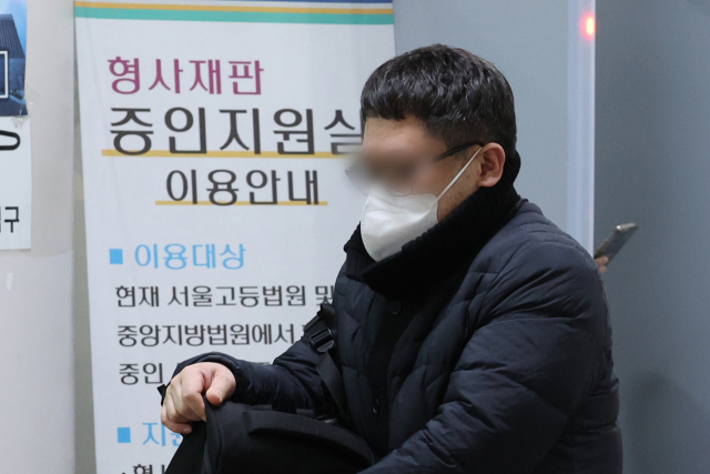 대장동 개발 로비·특혜 사건으로 재판에 넘겨진 정영학 회계사가 14일 오전 서울 서초구 서울중앙지법에서 열린 속행 공판을 마친 뒤 나오고 있다. 연합뉴스