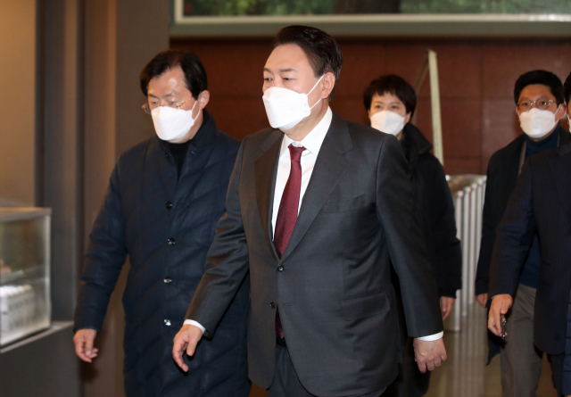 국민의힘 윤석열 대선후보가 20일 방송광고 촬영을 위해 서울 중구 한 방송사에서 방송광고 촬영을 위해 스튜디오로 이동하고 있다. 윤 후보는 이날 공개 일정을 잡지 않고 방송 광고 촬영과 토론 준비에 들어갔다. 연합뉴스