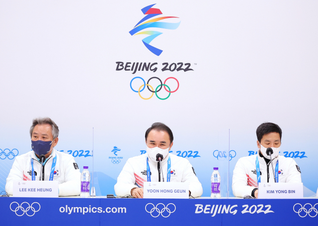 2022 베이징 동계올림픽 마지막 날인 20일 오전 중국 베이징 시내에 위치한 메인미디어센터(MMC)에서 열린 대한민국 선수단 결산 기자회견에서 윤홍근 선수단장이 발언하고 있다. 왼쪽부터 이기흥 대한체육회장, 윤홍근 선수단장, 김용빈 부단장. 연합뉴스