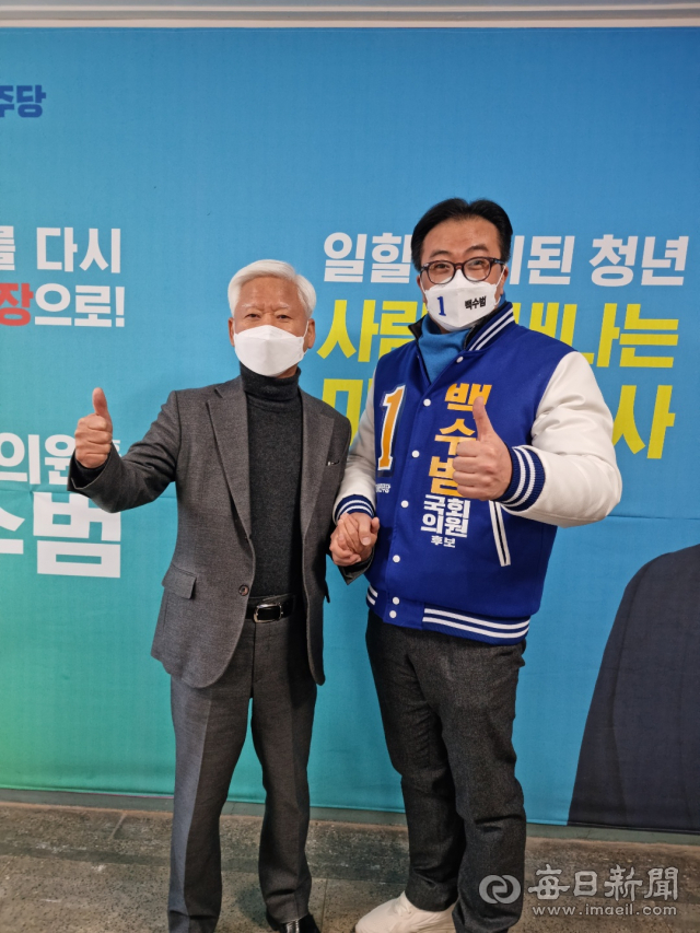 이강철 전 청와대 시민사회수석이 대구 중구남구 국회의원 보궐선거에 출마한 백수범 더불어민주당 후보를 지지하며 사무실에 방문했다.