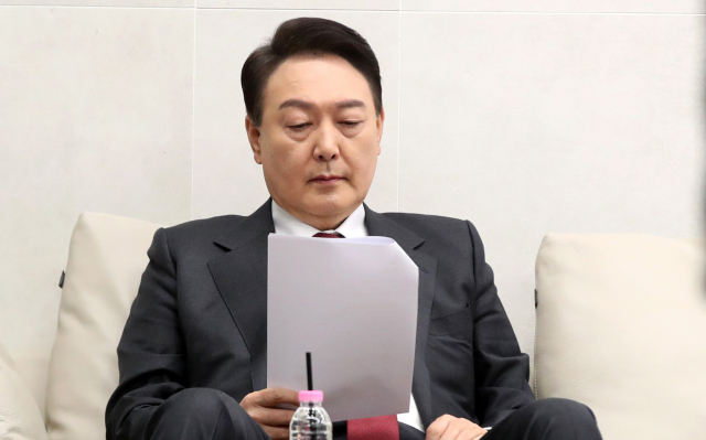 윤석열 국민의힘 대선후보가 20일 방송광고 촬영을 위해 서울 중구 한 방송사에서 촬영을 위한 원고를 보고 있다. 윤 후보는 이날 공개 일정을 잡지 않고 방송 광고 촬영과 토론 준비에 들어갔다. 연합뉴스
