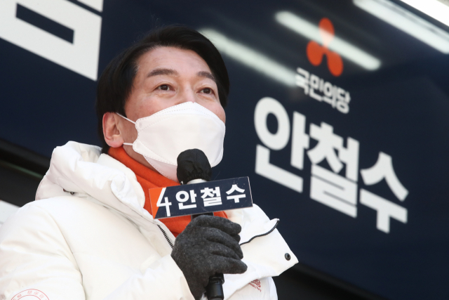 국민의당 안철수 대선후보가 20일 서울 마포구 홍대거리에서 열린 유세에서 지지를 호소하고 있다. 연합뉴스
