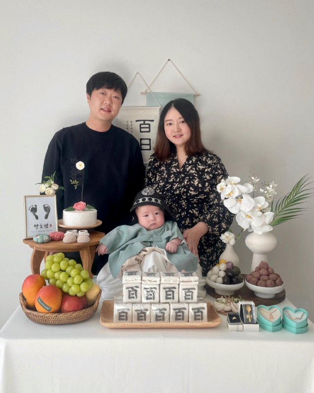 김은경·박병민 부부가 첫째 아들 도겸이의 100일 기념 사진을 촬영했다.