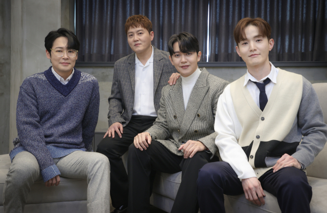 올해 데뷔 20주년을 맞는 보컬 그룹 노을이 지난 17일 서울 강남구 씨제스엔터테인먼트에서 연합뉴스와 인터뷰에 앞서 포즈를 취하고 있다. 왼쪽부터 멤버 이상곤, 전우성, 강균성, 나성호. 연합뉴스