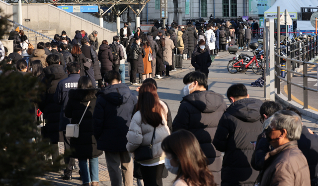 코로나19 변종 오미크론 확산세가 거센 가운데 21일 오전 서울 중구 서울역 코로나19 임시 선별검사소에서 시민들이 검사를 받기 위해 줄을 서 있다. 연합뉴스