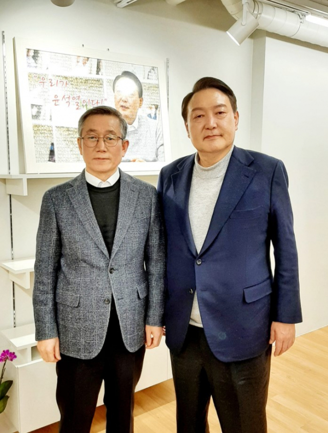 이낙연 더불어민주당 총괄선대위원장의 측근 인사인 정운현 전 국무총리 비서실장(사진 왼쪽)이 21일 돌연 윤석열 국민의힘 대선후보 지지를 선언했다. 정운현 전 국무총리 비서실장 페이스북 갈무리
