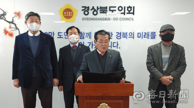 21일 경상북도의회에서 윤석열 국민의힘 대통령 후보를 지지 선언문을 낭독하는 경북도의회 전동호(가운데 낭독자) 전 의장협의회장. 전종훈 기자