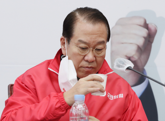 국민의힘 권영세 선거대책본부장이 17일 오전 서울 여의도 국회에서 열린 선거대책본부-원내지도부 연석회의에서 물을 마시고 있다. 연합뉴스