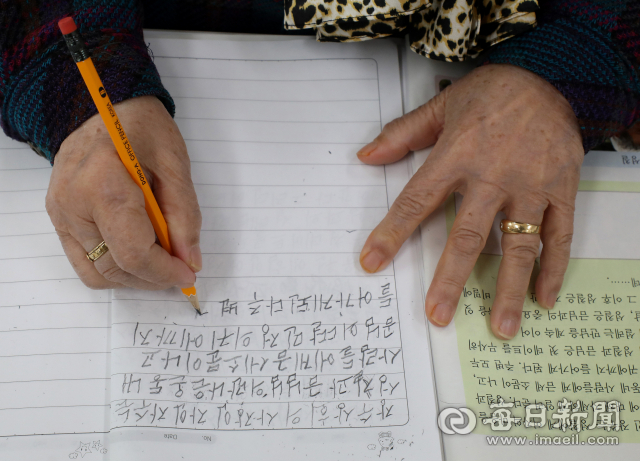 대구 남구 평생학습관 문해학당에서 어르신들이 주름진 손으로 연필을 꼭 잡고 받아쓰기를 하고 있다. t사진은 기사와 관계없음. 매일신문 DB.