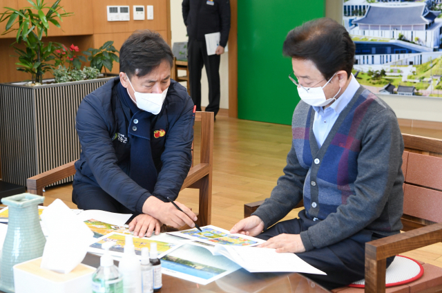 지난 21일 경북도청 지사실에서 윤경희(왼쪽) 청송군수가 사과연구소 청송 이전과 계획 등에 대해 이철우 도지사에게 설명하고 있다. 청송군 제공