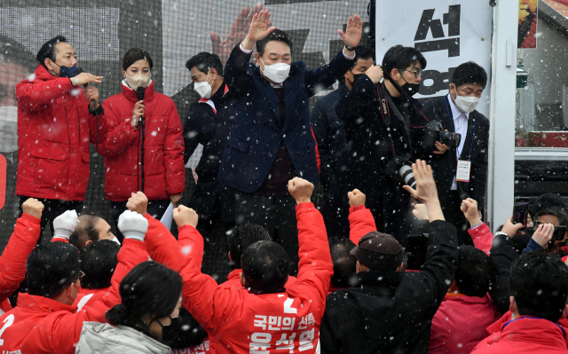 국민의힘 윤석열 대선 후보가 16일 오전 광주 광산구 송정매일시장에서 열린 거점유세에서 지지자들의 환호에 손을 들어 답하고 있다. 연합뉴스