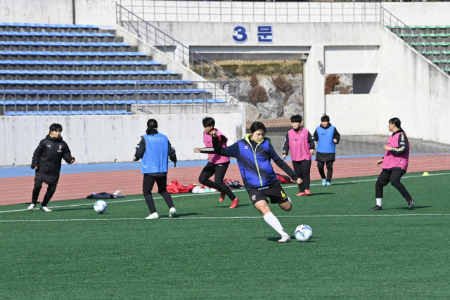달성군 현풍읍에 조성된 달성종합스포츠파크에서 여자 축구선수들이 훈련을 하고 있다. 달성군 제공
