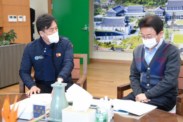 윤경희(왼쪽) 청송군수가 21일 경북도청을 찾아 이철우 경북도지사에게 경북 사과연구소 청송 설치 등 지역 현안을 건의하고 있다. 경북도 제공