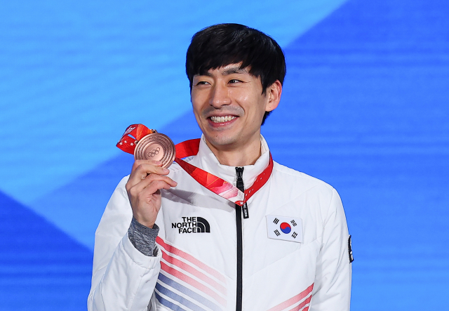 2022 베이징 동계올림픽 스피드스케이팅 남자 매스스타트에서 동메달을 획득한 한국의 이승훈이19일 오후 중국 베이징 메달 플라자에서 열린 메달 수여식에서 메달을 받은 뒤 미소짓고 있다. 연합뉴스