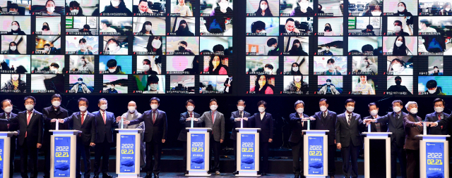 21일 대구문화예술회관에서 열린 대구시민의 날 기념식에서 제45회 자랑스러운 시민상 시상식이 열렸다.왼쪽부터 김명화 진천동 지역사회보장협의체 위원장,고재극 시민구조봉사단 단장,정홍수 대구시의사회 회장,권영진 대구시장,박윤희 한국타일도기상사 대표,베트남 유학생 다오 반 쌍 씨,채경애 대구시 새마을부녀회장. 대구시 제공.