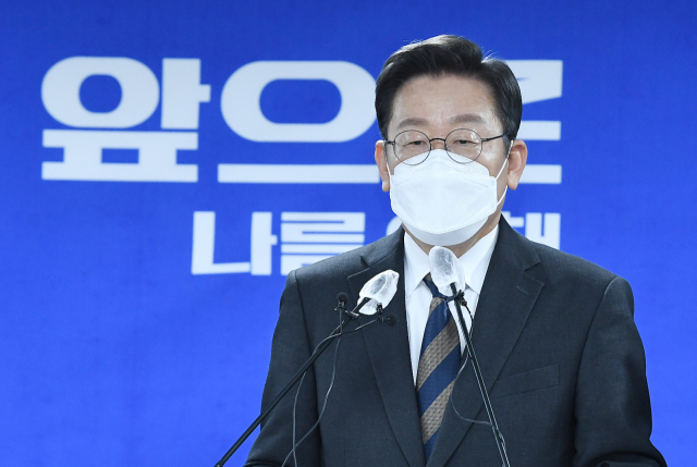 더불어민주당 이재명 대선 후보가 21일 오전 서울 여의도 중앙당사에서 코로나 피해 극복과 대응 방안 관련 기자회견을 하고 있다. 연합뉴스