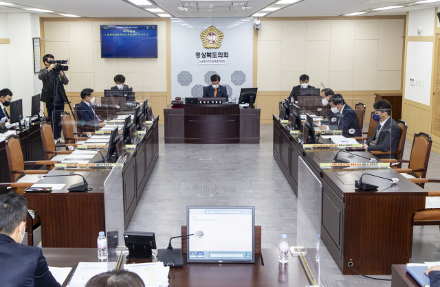 최근 경북도의회 신공항이전지원특별위원회가 제5차 회의를 열고 경북도 통합신공항추진단으로부터 올해 첫 업무보고를 받았다. 경북도의회 제공