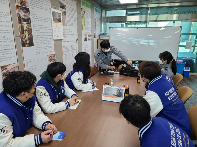 최근 안동경찰서는 안동대학교 공과대학 학생회와 함께 교내 불법 카메라 탐지와 성폭행 예방 캠페인을 펼쳤다. 안동서 제공