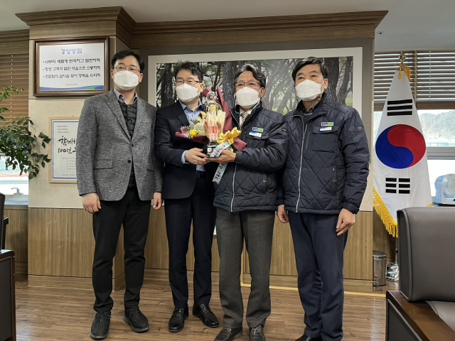 지난 16일 청송농협은 상호금융예수금 3천억원 달성을 기념해 농협중앙회 경북지역본부로부터 
