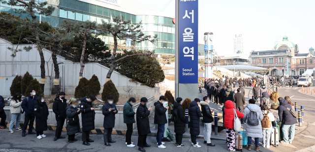 코로나19 변종 오미크론 확산세가 거센 가운데 21일 오전 서울 중구 서울역 코로나19 임시 선별검사소에서 시민들이 검사를 받기 위해 줄을 서 있다. 연합뉴스
