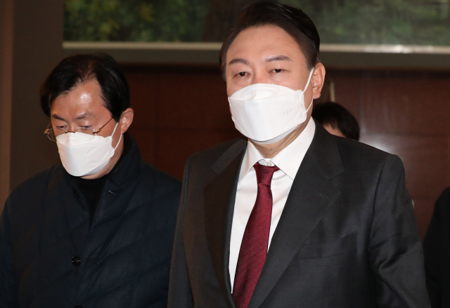 국민의힘 윤석열 대선후보가 20일 방송광고 촬영을 위해 서울 중구 한 방송사로 들어가고 있다. 윤 후보는 이날 공개 일정을 잡지 않고 방송 광고 촬영과 토론 준비에 들어갔다. 연합뉴스
