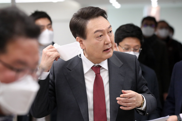 국민의힘 윤석열 대선후보가 20일 방송광고 촬영을 위해 서울 중구 한 방송사에서 분장을 위해 마스크를 벗고 있다. 윤 후보는 이날 공개 일정을 잡지 않고 방송 광고 촬영과 토론 준비에 들어갔다. 연합뉴스