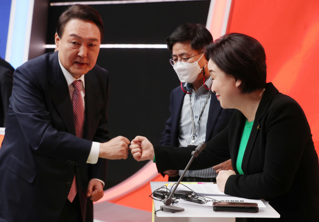 국민의힘 윤석열 대선 후보(왼쪽)와 정의당 심상정 대선 후보가 21일 오후 서울 마포구 MBC 미디어센터 공개홀에서 열린 중앙선거방송토론위원회 주관 제20대 대통령선거 후보 초청 1차 토론회 시작에 앞서 인사하고 있다. 연합뉴스