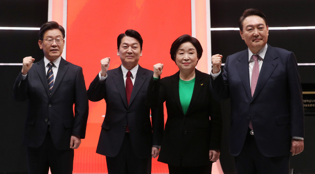 21일 오후 서울 마포구 MBC 미디어센터 공개홀에서 열린 중앙선거방송토론위원회 주관 제20대 대통령선거 후보 초청 1차 토론회에 앞서 대선 후보들이 기념촬영을 하고 있다. 왼쪽부터 더불어민주당 이재명 대선 후보, 국민의당 안철수 대선 후보, 정의당 심상정 대선 후보, 국민의힘 윤석열 대선 후보. 연합뉴스