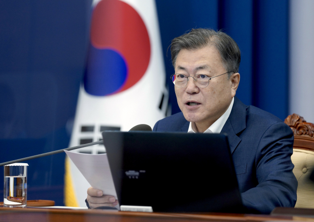 문재인 대통령이 21일 오후 청와대 여민관에서 열린 수석보좌관회의에서 발언하고 있다. 연합뉴스