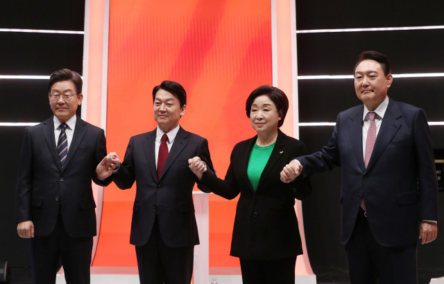 21일 오후 서울 마포구 MBC 미디어센터 공개홀에서 열린 중앙선거방송토론위원회 주관 제20대 대통령선거 후보 초청 1차 토론회에 앞서 대선 후보들이 기념촬영을 하고 있다. 왼쪽부터 더불어민주당 이재명 대선 후보, 국민의당 안철수 대선 후보, 정의당 심상정 대선 후보, 국민의힘 윤석열 대선 후보. 연합뉴스