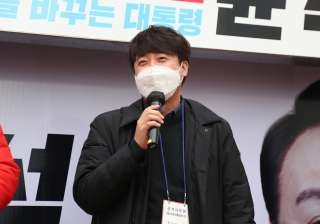 국민의힘 이준석 대표가 19일 대구 달성군 유가읍 테크로폴리스 엠스퀘어 광장에서 윤석열 후보에 대한 지지를 시민들에게 호소하고 있다. 연합뉴스