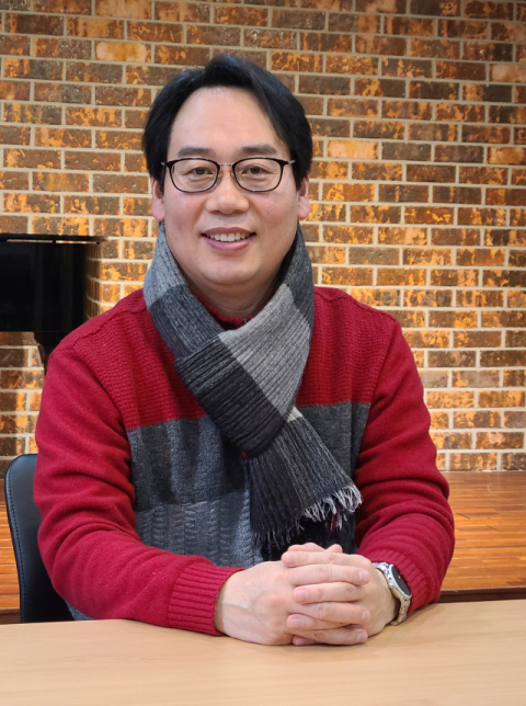 방성택 대구음악협회장이 인터뷰를 마치고 포즈를 취하고 있다. 김도훈 기자