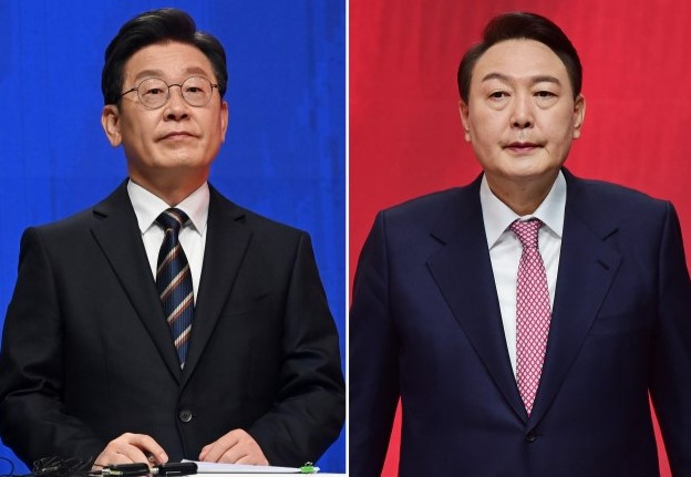 더불어민주당 이재명 대선 후보(왼쪽)와 국민의힘 윤석열 대선 후보가 21일 오후 서울 마포구 MBC 미디어센터 공개홀에서 열린 중앙선거방송토론위원회 주관 제20대 대통령선거 후보 초청 1차 토론회에서 토론을 준비하고 있다. 연합뉴스