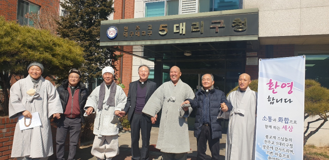 경북 구미지역의 천주교·불교계를 대표하는 성직자들이 22일 구미 신평동의 천주교 대구대교구 5대리구청에서 아름답고 훈훈한 만남의 시간을 갖고 있다. 이창희 기자