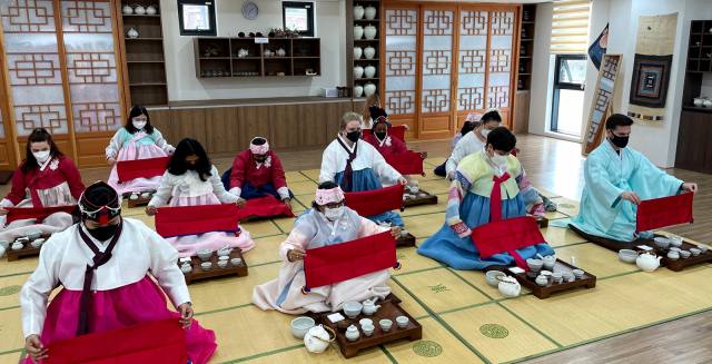 우리나라에 거주하는 주한미군과 가족 및 원어민 강사 등 총 16명이 모명재 한국전통문화체험관에서 