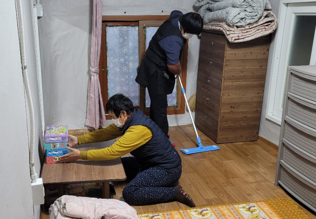 지난해 취약 계층 가정을 방문한 가사 도우미들이 집안 청소를 해 주고 있다. 봉화군 제공