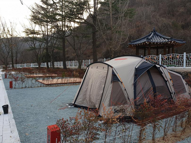 경북도교육청이 운영하는 포항오토캠핑장에서 한 캠핑족이 텐트를 설치해 둔 모습. 경북도교육청 제공