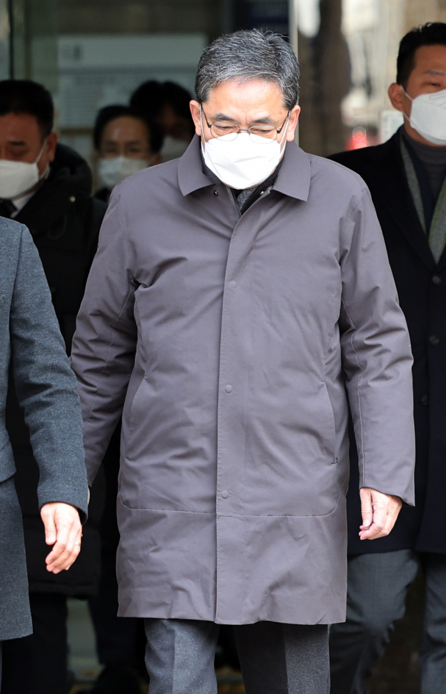 대장동 개발 사업자들의 편의를 봐주고 아들을 통해 수십억 원의 뇌물을 챙긴 혐의를 받는 곽상도 전 국회의원이 4일 오후 영장실질심사 후 서울중앙지법을 나서고 있다. 심사 결과는 이날 오후 늦게 또는 5일 새벽에 나올 것으로 예상된다. 연합뉴스