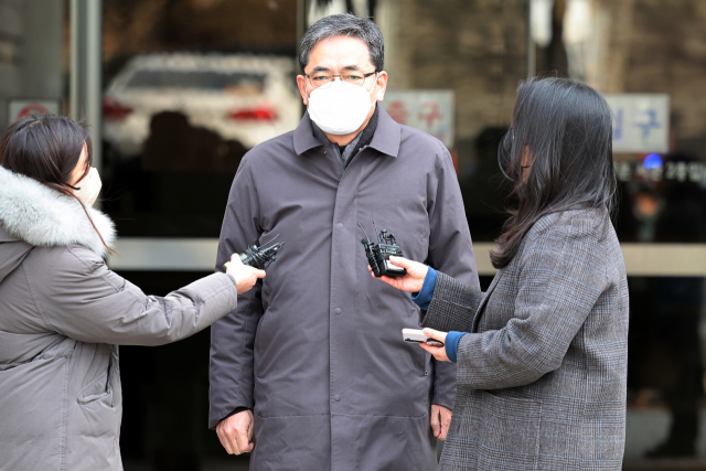 대장동 개발 사업자들의 편의를 봐주고 아들을 통해 수십억 원의 뇌물을 챙긴 혐의를 받는 곽상도 전 국회의원이 4일 오후 영장실질심사 후 서울중앙지법을 나서고 있다. 심사 결과는 이날 오후 늦게 또는 5일 새벽에 나올 것으로 예상된다. 연합뉴스