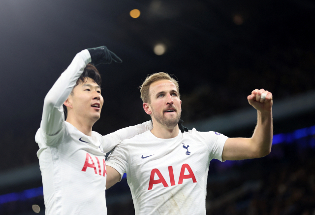 지난 20일 영국 맨체스터의 에티하드 스타디움에서 열린 잉글랜드 프로축구 프리미어리그(EPL) 26라운드 원정 경기에서 토트넘 홋스퍼의 해리 케인(오른쪽)이 맨체스터 시티(맨시티)를 상대로 2번째 골을 넣은 뒤 팀 동료 손흥민(왼쪽)과 환호하고 있다. 토트넘은 3대2로 맨시티를 꺾고 3연패의 고리를 끊어냈다. 손흥민-케인 듀오는 이날 EPL에서 통산 36번째 합작 골을 터뜨려 이 부문에서 타이기록을 세웠다. 연합뉴스