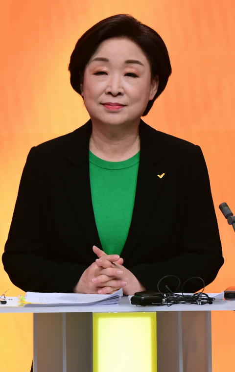 정의당 심상정 대선 후보가 21일 오후 서울 마포구 MBC 미디어센터 공개홀에서 열린 중앙선거방송토론위원회 주관 제20대 대통령선거 후보 초청 1차 토론회에서 토론을 준비하고 있다. 연합뉴스