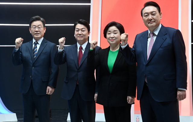 21일 오후 서울 마포구 MBC 미디어센터 공개홀에서 열린 중앙선거방송토론위원회 주관 제20대 대통령선거 후보 초청 1차 토론회에 앞서 대선 후보들이 기념촬영을 하고 있다. 왼쪽부터 더불어민주당 이재명 대선 후보, 국민의당 안철수 대선 후보, 정의당 심상정 대선 후보, 국민의힘 윤석열 대선 후보. 연합뉴스