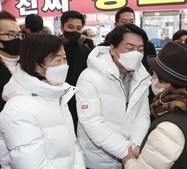 국민의당 안철수 대선 후보와 부인 김미경 여사가 22일 오전 부산 중구 부평깡통시장을 찾아 시민들과 인사를 하고 있다. 연합뉴스