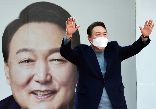 국민의힘 윤석열 대선 후보가 22일 오후 충남 홍성군 내포신도시에서 열린 유세에서 지지를 호소하고 있다. 연합뉴스